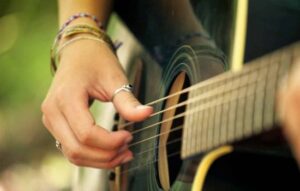 Aprende a tocar guitarra de manera fácil y divertida